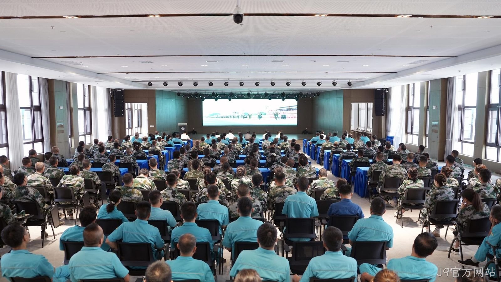 J9官方网站组织全体员工观看抗战胜利80周年阅兵仪式